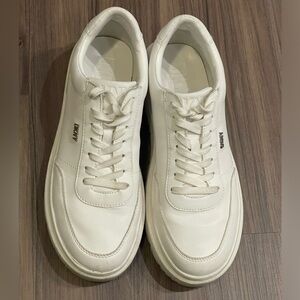White sneakersa